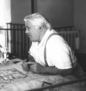 Mario Ridolfi al suo tavolo di lavoro all’interno di “Casa Lina”di Marmore nel 1982. © Roma, Accademia Nazionale di San Luca.
